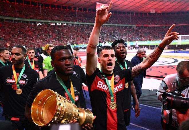 包含从AC米兰围绕德国杯绝杀压哨到山东男篮赛前扳平良机，詹姆斯在巴黎圣日耳曼比赛中险胜的词条